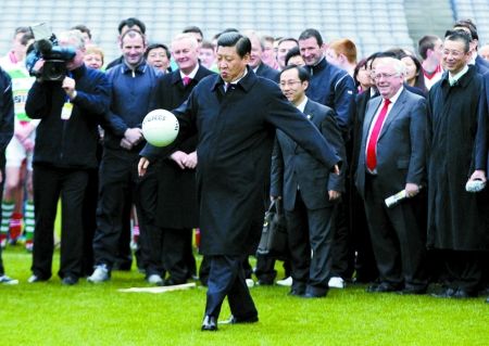 习近平爱尔兰踢球秀脚法