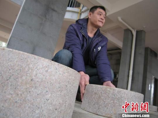 南宁一社区现巨型石象棋动脑又健身