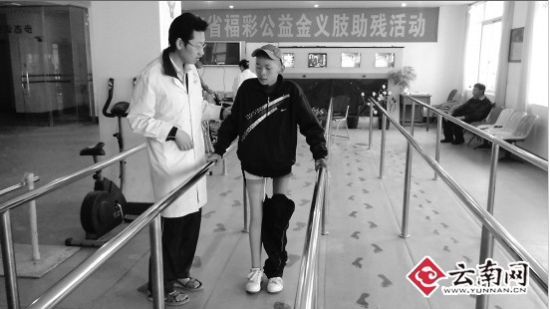 "14岁截肢少年获赠假肢"追踪戴上假肢 少年想跳左脚舞