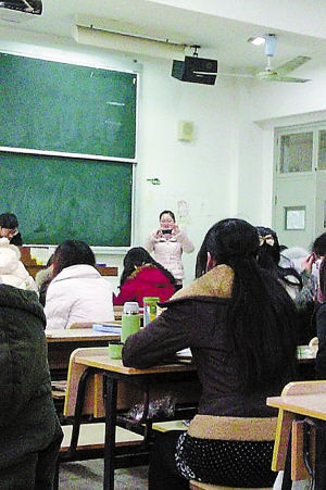 为防学生逃课竟拍照点名