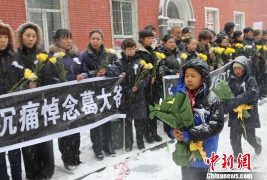 拾荒助学老兵辞世数千民众雪中送别