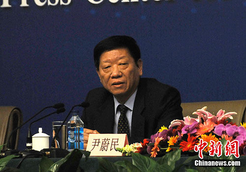 图为人力资源和社会保障部部长尹蔚民回答记者提问。中新网记者 程涛 摄
