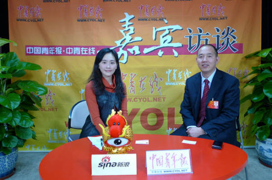 全国人大代表、“农民工司令”张全收（右）接受采访谈新生代农民工问题。图：中青在线