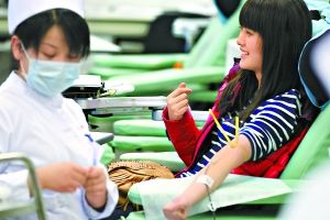 44名首都红十字志愿者集体献血