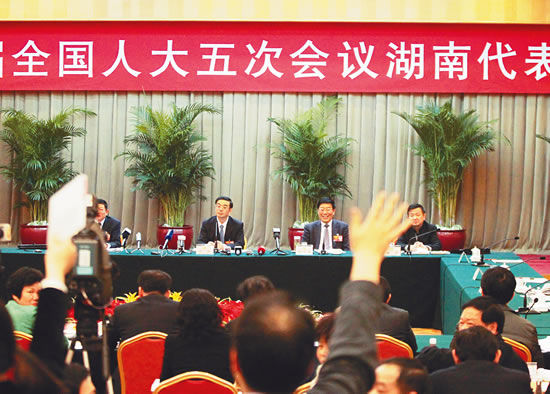 湖南代表团开放日现场，记者纷纷举手提问。 特派记者何毅摄