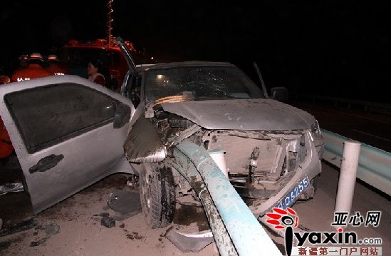 喀什一皮卡车高速路违章撞上隔离带一死一伤