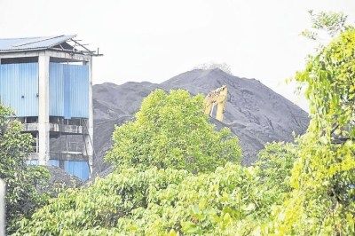 从远处往内看，可看见中鼎国际煤矿场内一堆黑黑的煤炭。