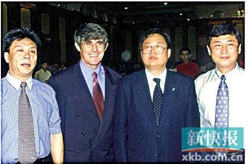 2002年8月，大连实德集团董事长徐明与原中国足球队主教练米卢合影。