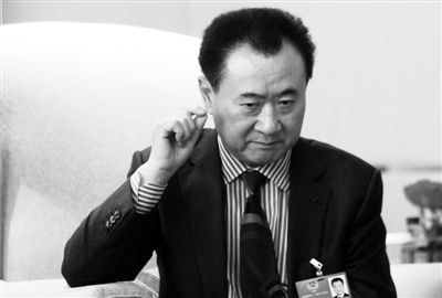 2012年3月5日，出席全国政协十一届五次会议的全国政协委员、大连万达集团董事长王健林在两会驻地石景山万达铂尔曼酒店接受媒体专访。新京报记者 李冬 摄