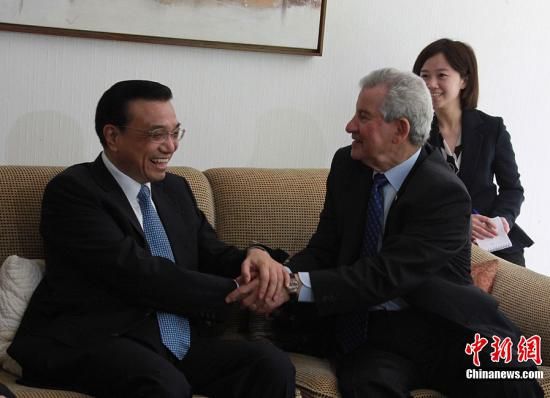 ����ʱ��5��2�����磬�й�����Ժ���������ǿ�ڱ��о�óί����ϯ��º��������Ͳ�ͬ�ȷ��Ѻ���ʿ��̸��ͼΪ���ǿ����º����֡������緢 ��εȻ ��  