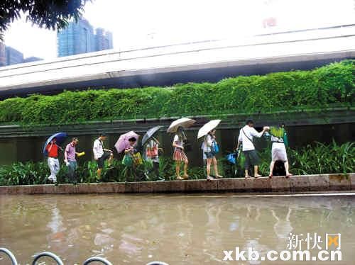 广州昨晨急降豪雨 街头大面积水浸