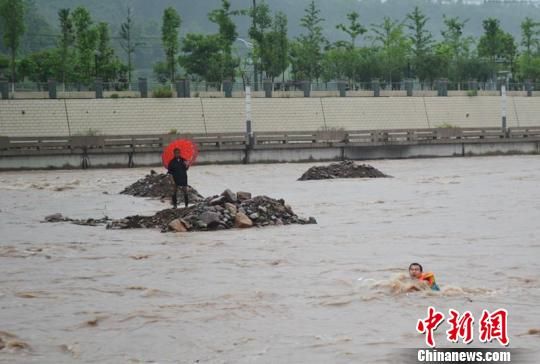 暴雨致水库泄洪浙江文成一老人被困河中间获救