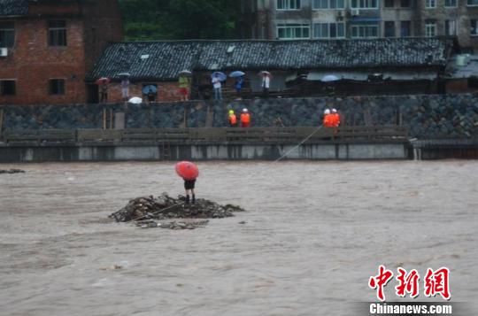 暴雨致水库泄洪浙江文成一老人被困河中间获救
