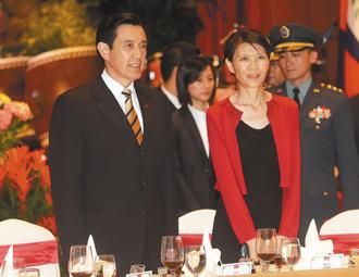 黑套装白胸花周美青“共体时艰”装加分不少
