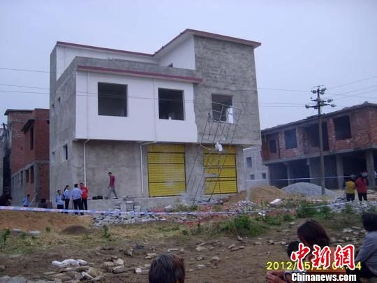 河南邓州一建筑工地脚手架倾斜触碰高压线致3