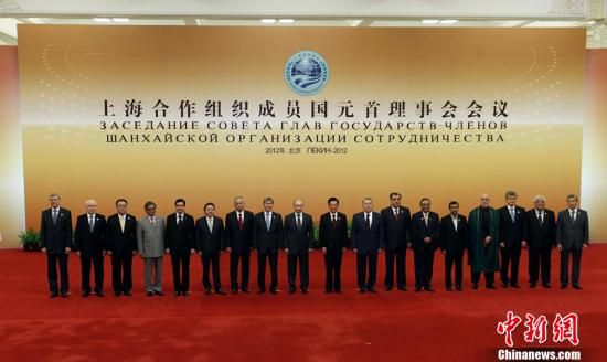 6月7日，上海合作组织成员国元首理事会第十二次会议举行大范围会谈等活动。中国国家主席胡锦涛在北京人民大会堂北大厅握手迎接与会各国领导人及国际组织代表，随后进行集体合影。中新社发 杜洋 摄