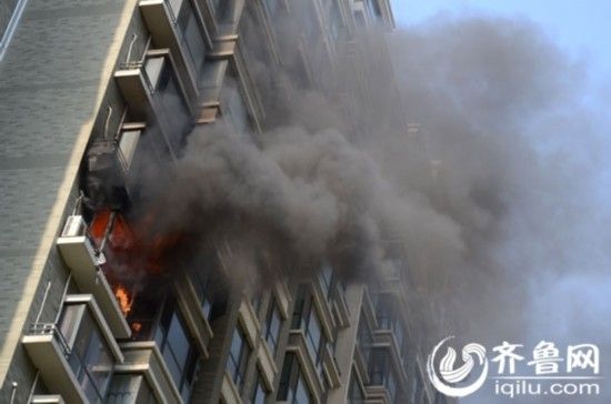 济南银丰花园小区失火 门口路障难住消防车