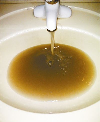 家里的水龙头流黄水 原是抢修老水管产生大量铁锈