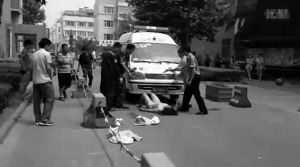 一丝不挂阻止救护车救人导致小女孩死亡