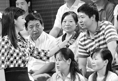 市民代表提問。 記者 熊波 攝