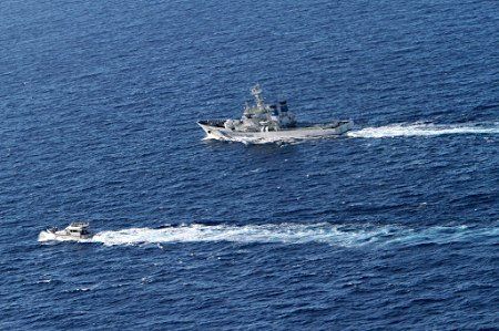 日本海上保安厅巡视船（上方）在拦截台湾保钓船