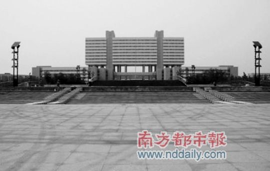 黄胜曾主持兴建“黄”字形办公楼
