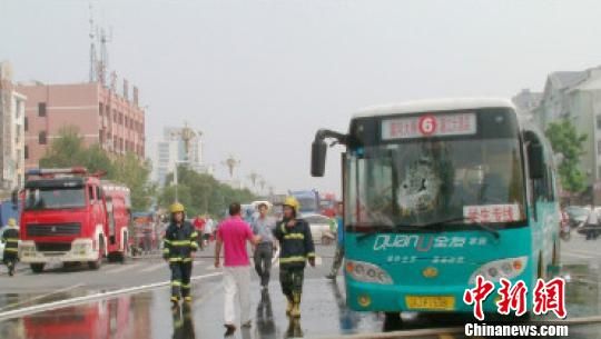 江苏响水一公交车街头自燃