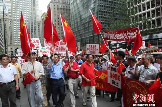 当地时间19日，美东地区华侨华人在日本驻纽约总领馆外进行大规模反日示威抗议活动，参加者达千人之多。华侨华人高呼口号，捍卫中国的钓鱼岛主权，要求日本方面停止挑衅行为。中新社发 李洋 摄