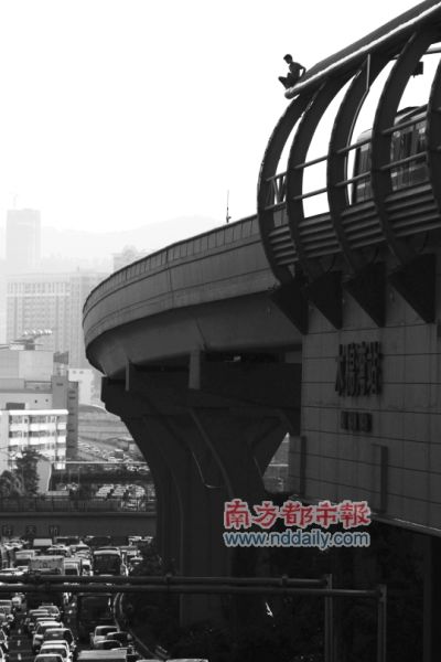 摘要:昨天下午4时许,一名男子爬上深圳地铁龙岗线木棉湾站顶棚,在