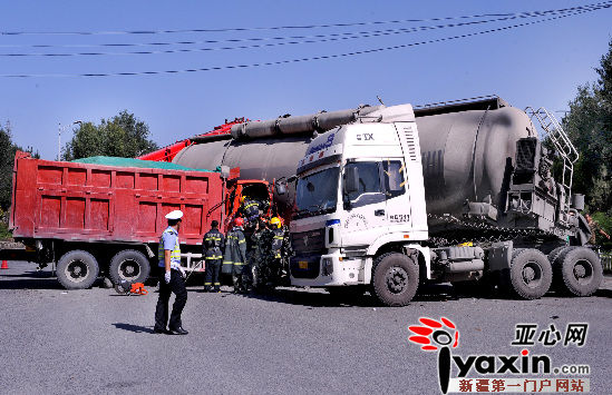 乌鲁木齐乌拉泊路口自卸车与水泥车相撞导致一