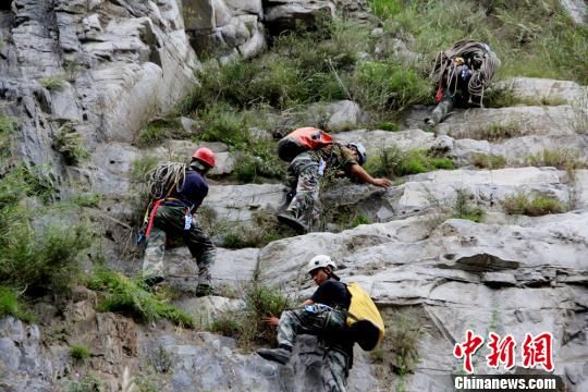 四川汶川组建民兵高山救援大队