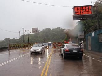 苏拉台风带来豪大雨 公路封闭澎湖海上交通全停