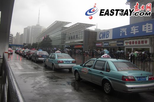 广场上"唱主角"的出租车虽繁忙往来,但由于火车站加大巡警治安,南广场