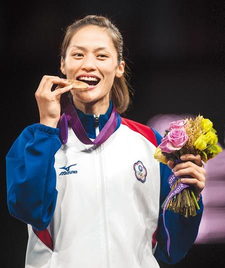 曾栎骋在伦敦奥运女子跆拳道五十七公斤级铜牌战,以十四比二提前"扣倒