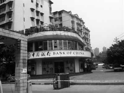 昨日，发生劫案的银行已被封锁。新京报记者 朱柳笛 摄