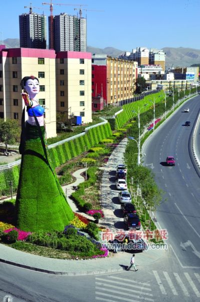 (来源:南方都市报 南都网)8月13日，乌鲁木齐三屯碑巴哈尔路路口新落成的雕塑“飞天”。C FP供图