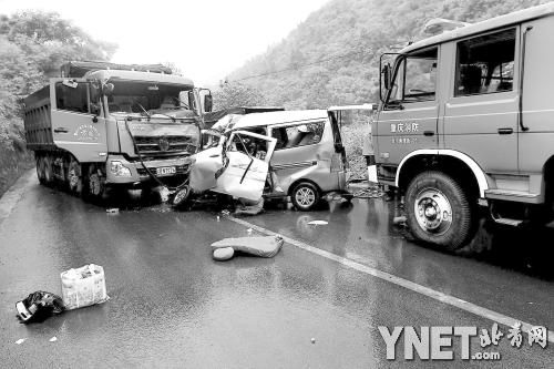 重庆货车微面相撞致12人死亡
