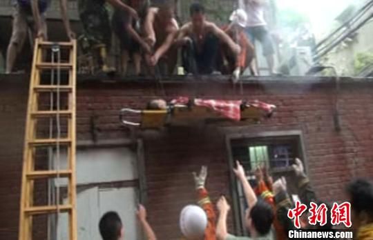 模仿电视剧情郑州8岁男孩冒雨跳楼摔成骨折