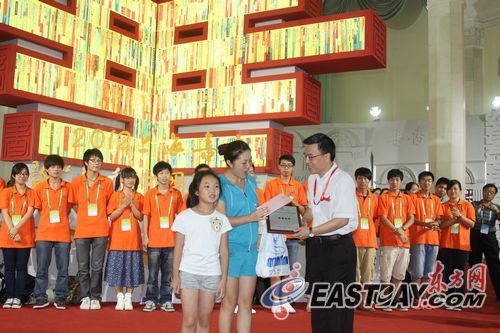 来沪母女成为上海书展最后观展者获赠明年书展邀请函