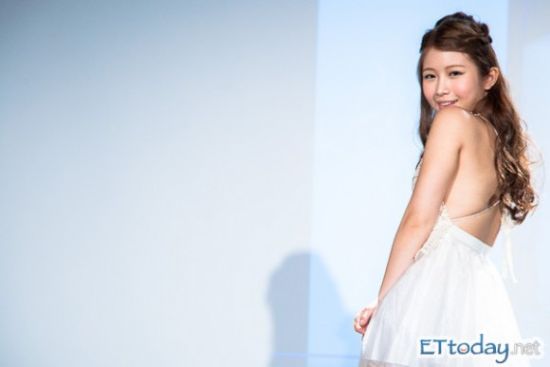 <em>鸡排妹</em>没<em>穿内衣</em>没胸贴 粉丝挺屁股签名_新浪