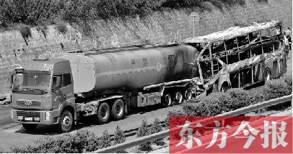 延安、广安连发追尾事故46人遇难