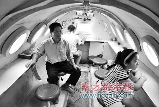 退休狱警造出潜艇