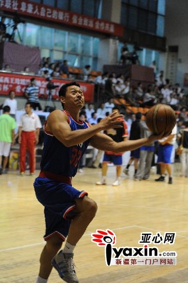 影视演员张丰毅带梦舟明星篮球队对阵新疆篮球