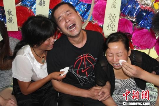 四川凉山千人含泪送别两名抗洪牺牲英雄