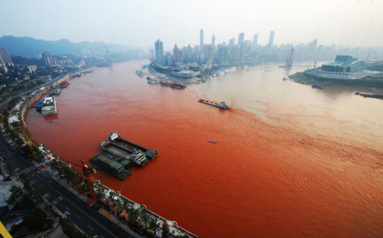 重庆长江水变红疑受污染 官方称未检出有毒物