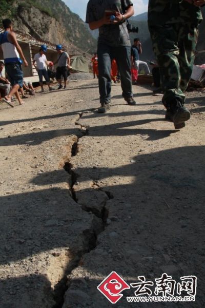 地震后地上的裂缝（图片来源网友毛利辉博客）。