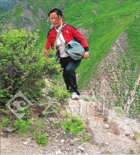 雪山上的藏族女邮递员尼玛拉木