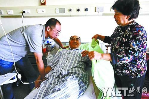 庄则栋癌症加重 低调回京