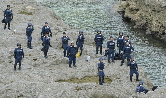 数十名日本警察登钓鱼岛防台湾保钓船