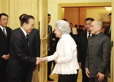 10月15日晚，国务院总理温家宝前往柬埔寨太皇西哈努克生前在北京的住所，看望柬埔寨太后莫尼列和国王西哈莫尼，对西哈努克太皇不幸病逝向他们表示沉痛哀悼。 新华社记者 鞠鹏 摄